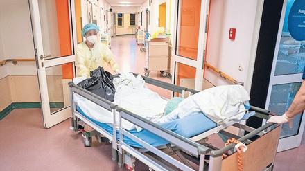Klinikpersonal soll vor einer Ansteckung mit dem Coronavirus geschützt werden.