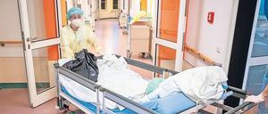 Klinikpersonal soll vor einer Ansteckung mit dem Coronavirus geschützt werden.
