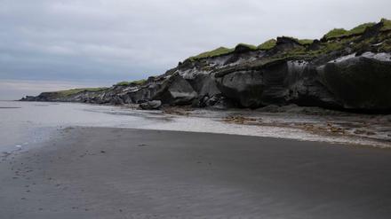 Die Küstenlinie der Bykowski-Halbinsel in der zentralen Laptewsee in Sibirien zieht sich im Sommer zurück, wenn eisreiche Permafrostblöcke am Strand von den Wellen erodiert werden.