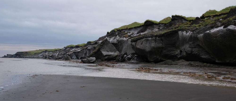 Die Küstenlinie der Bykowski-Halbinsel in der zentralen Laptewsee in Sibirien zieht sich im Sommer zurück, wenn eisreiche Permafrostblöcke am Strand von den Wellen erodiert werden.