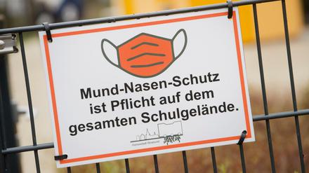 Auch mit Maske kommt man derzeit in keine Schule.