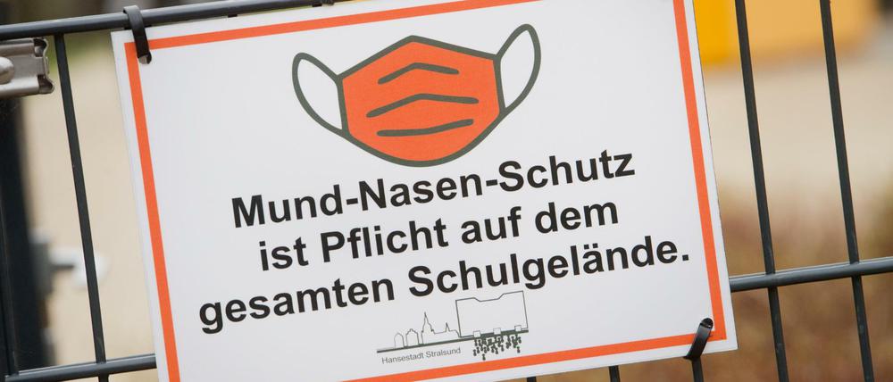 Auch mit Maske kommt man derzeit in keine Schule.