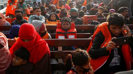 Überfahrt ins neue Exil. Rohingya-Flüchtlinge am 29. Dezember 2020 auf dem Weg nach Bhasan Char, einer Insel im Distrikt Noakhali von Bangladesch, 