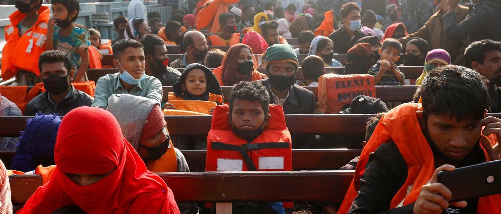 Überfahrt ins neue Exil. Rohingya-Flüchtlinge am 29. Dezember 2020 auf dem Weg nach Bhasan Char, einer Insel im Distrikt Noakhali von Bangladesch, 