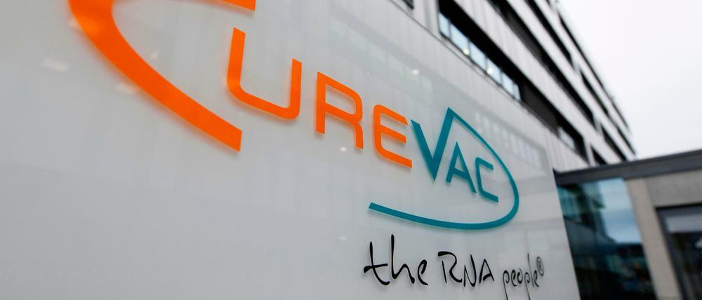 Das Logo des Pharma-Unternehmens Curevac am Hauptsitz in Tübingen.
