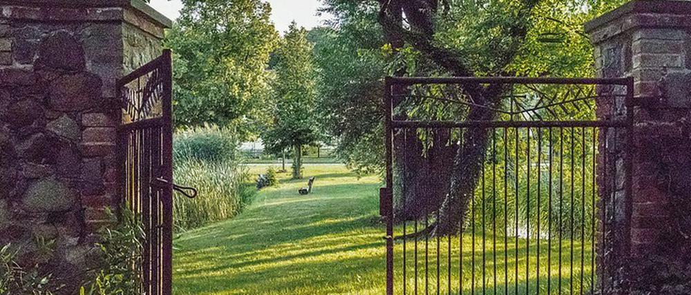 55 Kilometer östlich von Berlin liegt das Dorf Ihlow mit knapp 200 Einwohnern – mitten im Naturpark Märkische Schweiz. Auf einem alten Gutshof soll aus dem Schafstall ein Reihenhausriegel der Extraklasse werden. Hofflächen gehören auch dazu. 