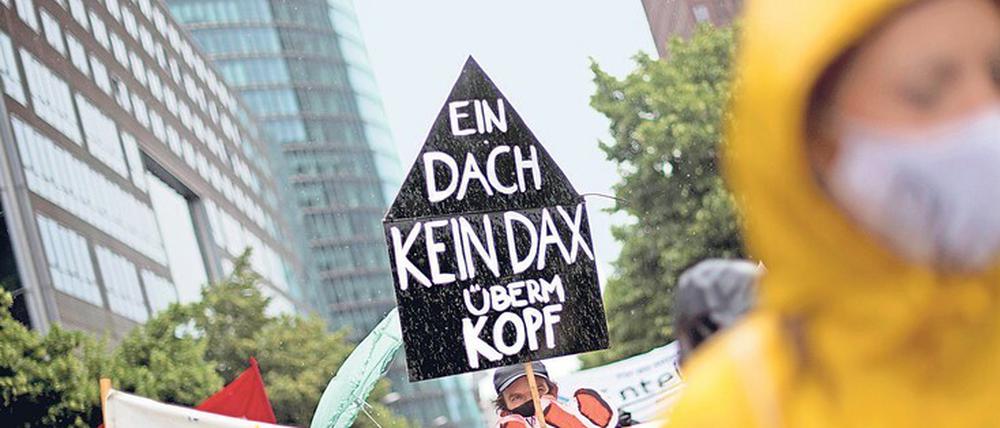 In Berlin gilt „Dax“ mitunter als Schimpfwort – nicht als erstrebenswertes Ziel. Die Deutsche Wohnen hat es dennoch erreicht. Auf Demonstrationen, wie hier im Juni 2020, forderten Aktivisten die Enteignung des Konzerns.