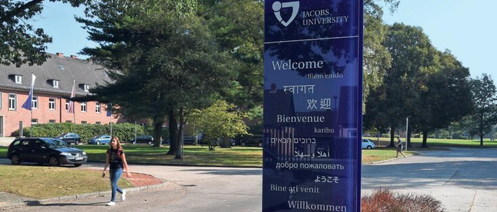 Ein Aufsteller auf dem Campus der Jacobs University, auf dem Besucher:innen in vielen Sprachen willkommen geheißen werden.