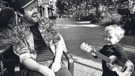 Vater und Sohn. Den Mann, der sich über die ersten musikalischen Versuche seines Kindes auf der kleinen Gitarre freut, entdeckte Torsten Kupke in Kreuzberg.