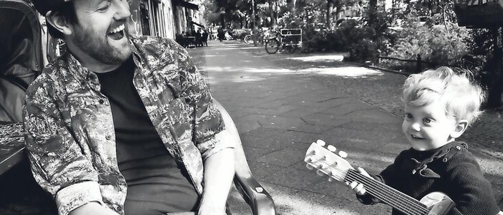 Vater und Sohn. Den Mann, der sich über die ersten musikalischen Versuche seines Kindes auf der kleinen Gitarre freut, entdeckte Torsten Kupke in Kreuzberg.