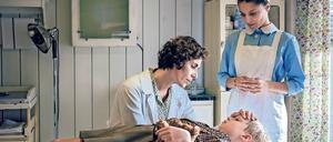 Das „humanistische Fundament“ wird auch in der dritten Staffel von „Charité“ besonders von Protagonistinnen wie der Kinderärztin Ingeborg Rapoport (Nina Kunzendorf, li.) geschaffen. Zusammen mit Schwester Arianna (Patricia Meeden) kümmert sie sich um Werner (Hugo Gross), der an Symptomen der Kinderlähmung leidet.