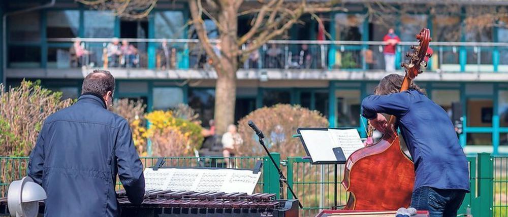 Live vorm Balkon: Bewohner von Seniorenheimen leiden in der Pandemie besonders unter Einsamkeit.