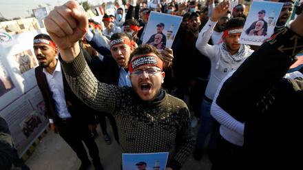 Irakische Studenten erinnern in Nadschaf an die Tötung des iranischen Generals Qassem Soleimani und den irakischen Milizen-Kommandeur Abu Mahdi al-Muhandis vor einem Jahr.