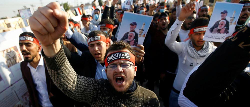 Irakische Studenten erinnern in Nadschaf an die Tötung des iranischen Generals Qassem Soleimani und den irakischen Milizen-Kommandeur Abu Mahdi al-Muhandis vor einem Jahr.