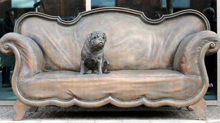 Das Loriot-Sofa mit Mops aus Bronze vor dem Haupteingang des Funkhauses von Radio Bremen.