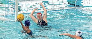 Anja Oldenburg (rote Badekappe) gewann mit Spandau 04 den deutschen Pokal. 