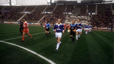 Im Oktober 1977 wurde „Mampe“ Hauptsponsor bei Hertha BSC. Einen Tag später siegten die Berliner um Kapitän Erich Beer (vorne) in den neuen Trikots bei Bayern München. Ob es mit „Homeday“ gegen Schalke 04 auch so gut läuft?