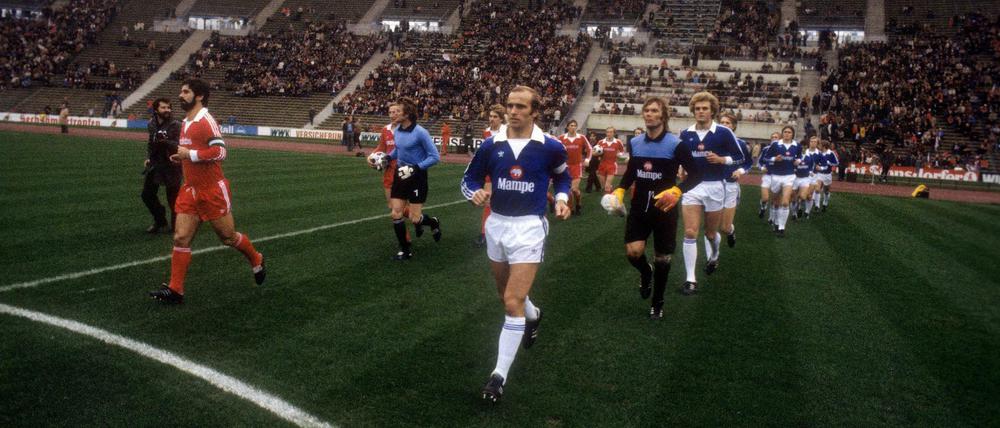 Im Oktober 1977 wurde „Mampe“ Hauptsponsor bei Hertha BSC. Einen Tag später siegten die Berliner um Kapitän Erich Beer (vorne) in den neuen Trikots bei Bayern München. Ob es mit „Homeday“ gegen Schalke 04 auch so gut läuft?