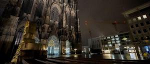 Stille am Dom: Blick auf Treppe und Vorplatz des Kölner Doms um 0.30 Uhr am 1. Januar dieses Jahres.