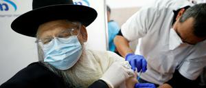 Bis Dienstag wurden nach Angaben des israelischen Gesundheitsministeriums fast eine halbe Million Menschen geimpft, gut fünf Prozent der Bevölkerung. 