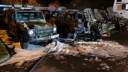 Ausgebrannte Geländewagen der Bundeswehr stehen auf einem Gelände in Leipzig.