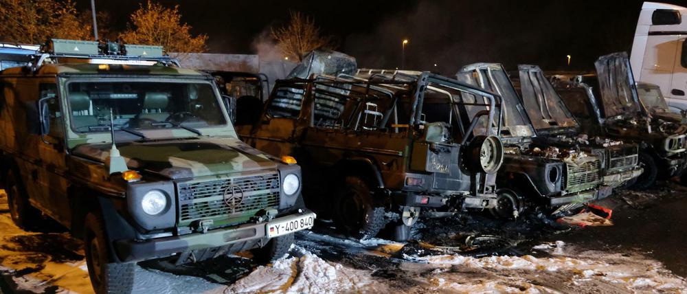 Ausgebrannte Geländewagen der Bundeswehr stehen auf einem Gelände in Leipzig.