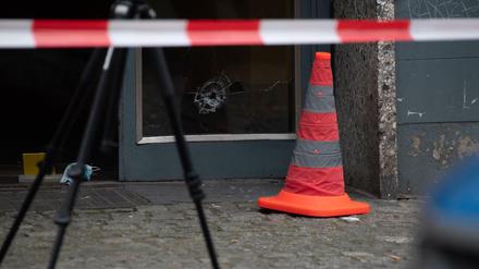 Ein Einschussloch ist in einer Haustür in der Stresemannstraße zu sehen. Am frühen Morgen des zweiten Weihnachtstages fielen hier Schüsse.