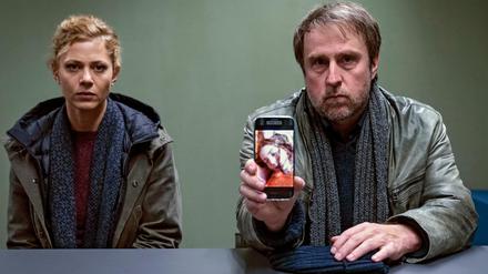 Vor dem Hintergrund des Entführungsfalls Jakob von Metzler: Kommissar Peter Nadler (Bjarne Mädel, rechts) und seine Kollegin Lansky (Katharina Schlothauer) suchen nach einem Entführungsopfer. 
