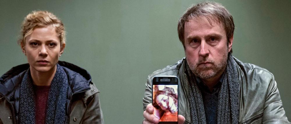 Vor dem Hintergrund des Entführungsfalls Jakob von Metzler: Kommissar Peter Nadler (Bjarne Mädel, rechts) und seine Kollegin Lansky (Katharina Schlothauer) suchen nach einem Entführungsopfer. 