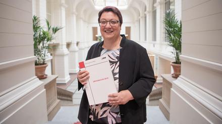 Karin Klingen, Präsidentin des Rechnungshofs Berlin, stellt im im Abgeordnetenhaus den Jahresbericht des Rechnungshofs vor (Archivbild aus dem Juni 2019).