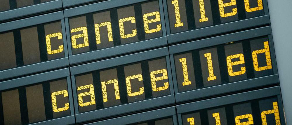 Die Anzeigetafel am Flughafen in Tegel zeigt viele gestrichene Flüge mit dem Vermerk "Cancelled" an. Einen beispiellosen Corona-Schock hat die Luftfahrtindustrie erlitten.