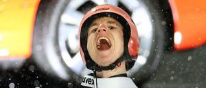 Karl Geiger aus Deutschland jubelt im Ziel. 