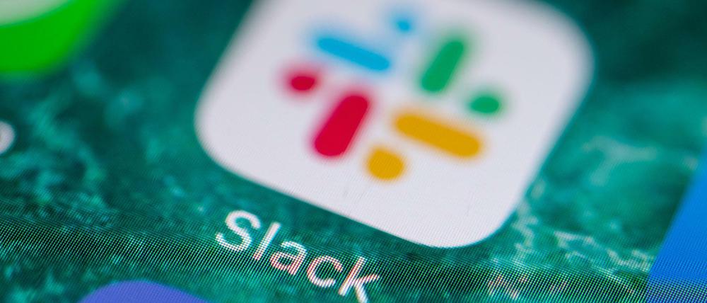 Messenger-App Slack auf dem Bildschirm eines Handys.
