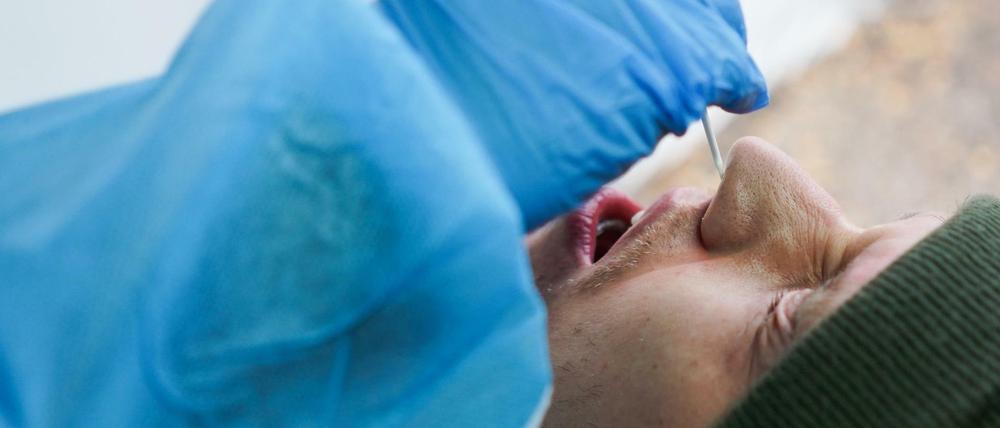 Bei Lennart wird im temporären Corona-Testzentrum im Berliner Kitkat-Club ein Abstrich für einen Coronatest genommen.