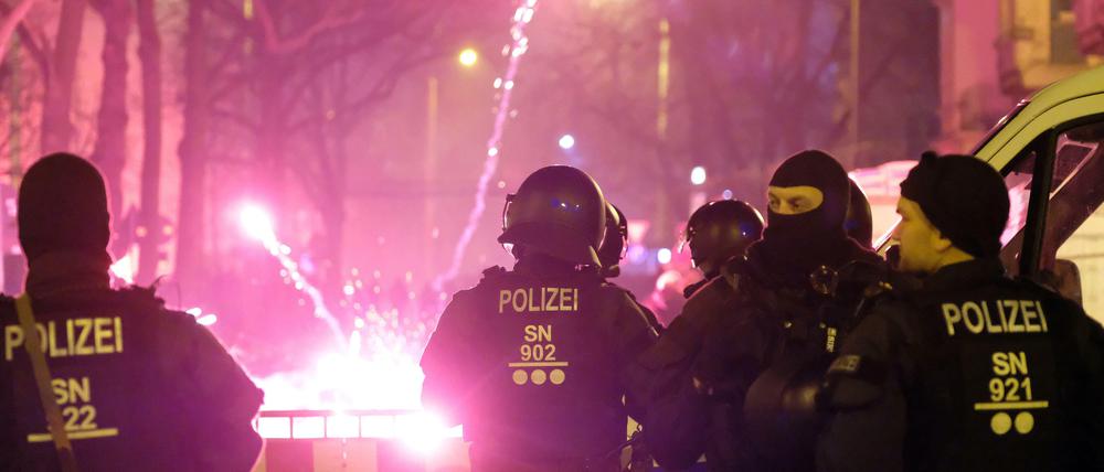 Die Polizei will in der Silvesternacht 56 Böllerverbotszonen in der Stadt kontrollieren.
