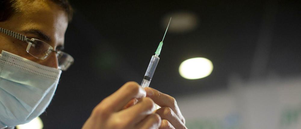 Ein Mitarbeiterin des Gesundheitswesens in Israel bereitet eine Spritze für eine Impfung gegen das Coronavirus vor.
