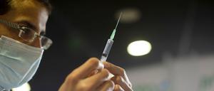 Ein Mitarbeiterin des Gesundheitswesens in Israel bereitet eine Spritze für eine Impfung gegen das Coronavirus vor.