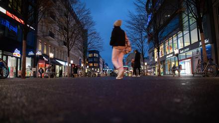 Nur wenige Menschen sind in der Fußgängerzone in der Wilmersdorfer Straße unterwegs. Bund und Länder beraten am Dienstag über die Verlängerung des Lockdowns in Deutschland.