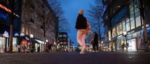Nur wenige Menschen sind in der Fußgängerzone in der Wilmersdorfer Straße unterwegs. Bund und Länder beraten am Dienstag über die Verlängerung des Lockdowns in Deutschland.