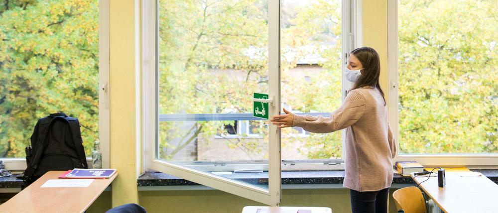 Hauptsache Luft! Weil überall Luftfilteranlagen fehlen, sitzen die Schüler im Kalten. Hier lüftet eine Schülerin einer 13. Klasse der Oberstufe der Stadtteilschule Niendorf in Hamburg.