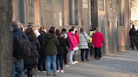 Menschen stehen vor dem Corona-Impfzentrum in der Arena in Berlin-Treptow an.