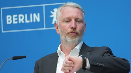 Sebastian Scheel (Die Linke), Senator für Stadtentwicklung und Wohnen, kommt zu einer Pressekonferenz nach der Sitzung des Berliner Senats und blickt auf seine Uhr. Der Senat beschäftigte sich unter anderem mit Themen wie dem Wohnungsbau in Berlin und der Ankunft afghanischer Ortskräfte in der Hauptstadt.