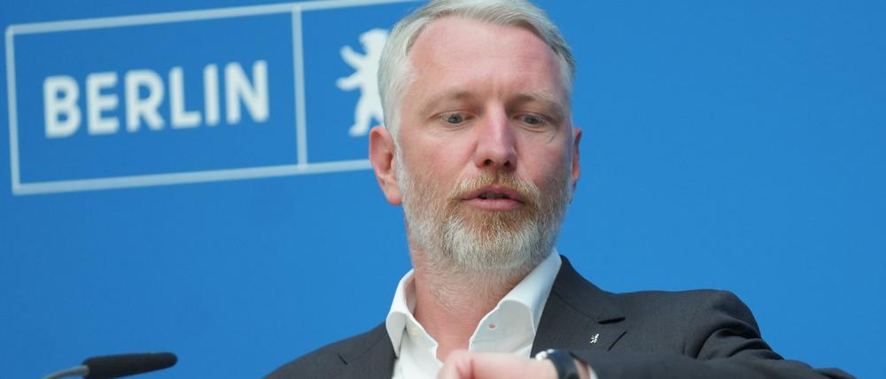 Sebastian Scheel (Die Linke), Senator für Stadtentwicklung und Wohnen, kommt zu einer Pressekonferenz nach der Sitzung des Berliner Senats und blickt auf seine Uhr. Der Senat beschäftigte sich unter anderem mit Themen wie dem Wohnungsbau in Berlin und der Ankunft afghanischer Ortskräfte in der Hauptstadt.