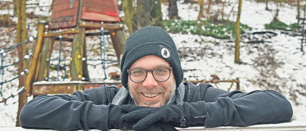 Unser Autor Robert Klages auf einem Spielplatz im Volkspark Friedrichshain.