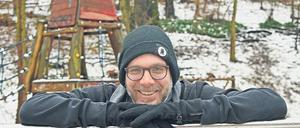 Unser Autor Robert Klages auf einem Spielplatz im Volkspark Friedrichshain. 