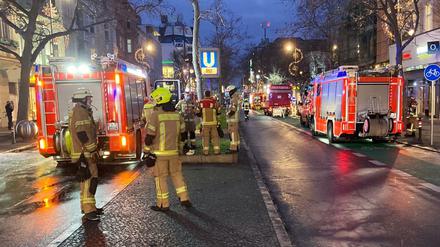 Die Einsatzkräfte der Feuerwehr beim Brand im U-Bahnhof auf der Steglitzer Schloßstraße.