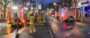 Die Einsatzkräfte der Feuerwehr beim Brand im U-Bahnhof auf der Steglitzer Schloßstraße.