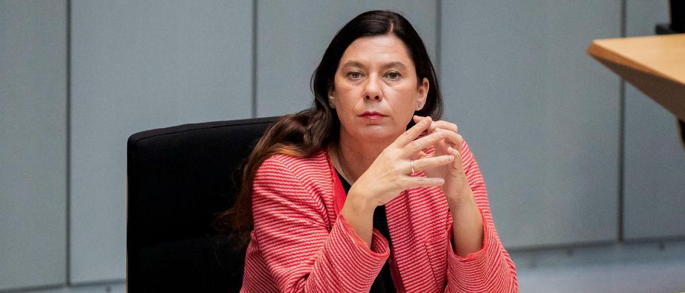 Sandra Scheeres (SPD), Bildungssenatorin von Berlin, sitzt vor Beginn der 66. Plenarsitzung des Berliner Abgeordnetenhauses auf der Regierungsbank.