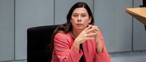 Sandra Scheeres (SPD), Bildungssenatorin von Berlin, sitzt vor Beginn der 66. Plenarsitzung des Berliner Abgeordnetenhauses auf der Regierungsbank. 