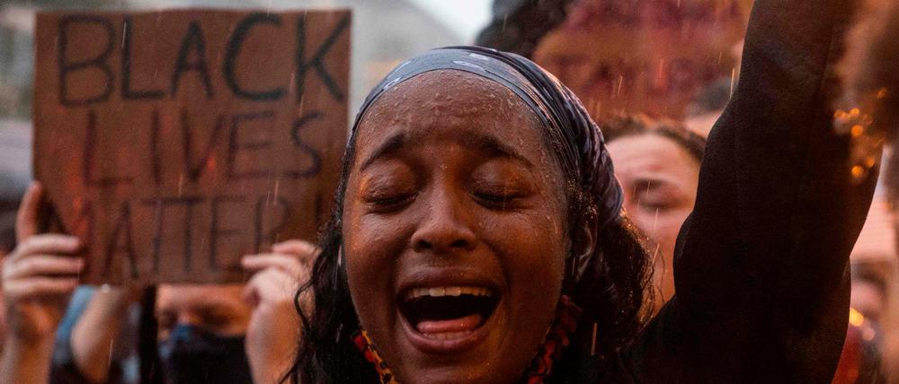 Ein Demonstrantin beim "Black Live Matter" Protest im Juni 2020 